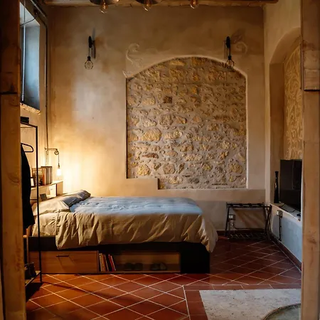 Artemisia Apartment *